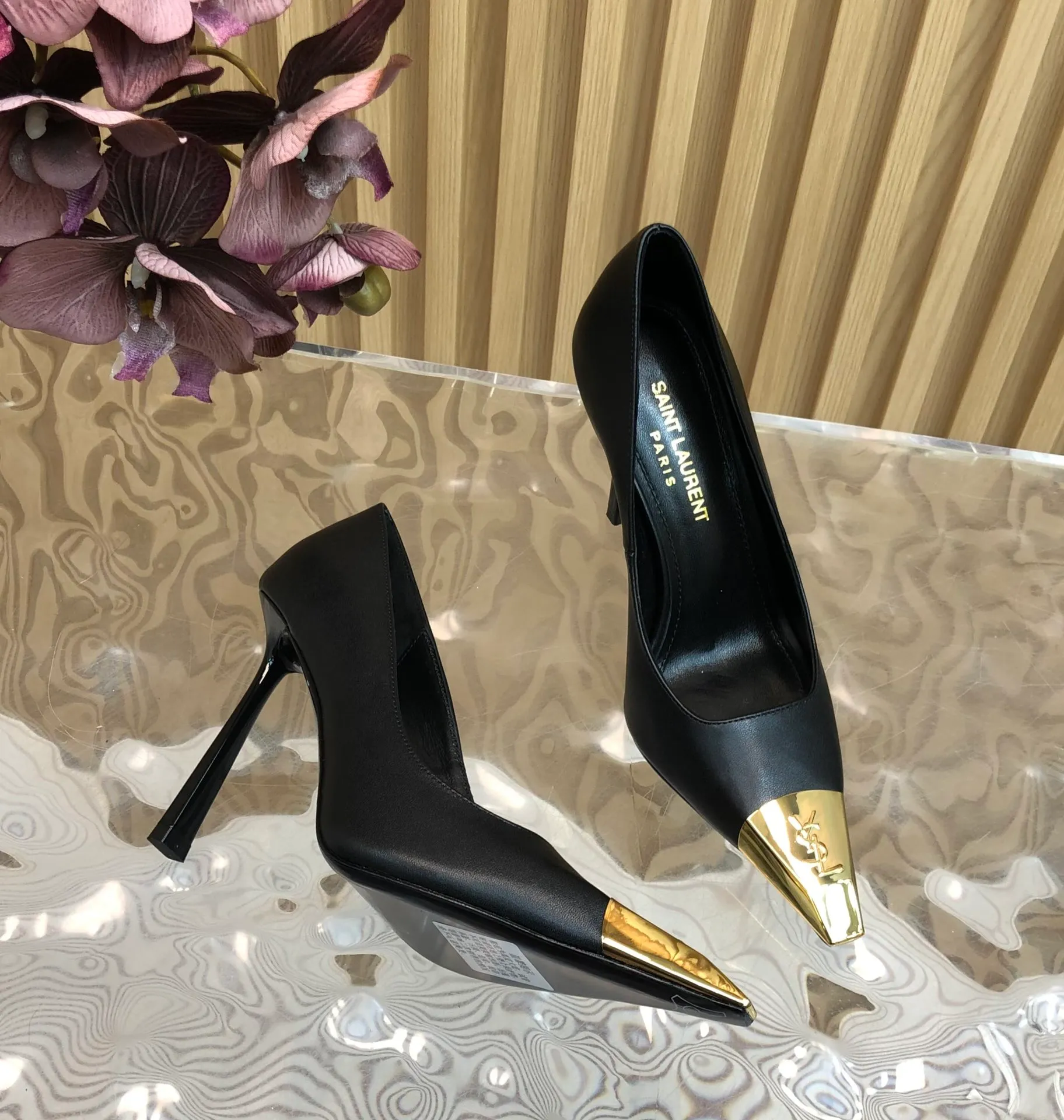 👟👟Ex-factory price 600👟👟 Top-quality Saint Laurent/Yves Saint Laurent Lee metal buckle single shoes. YSL sister's beautiful high heels are the same style as Saint Laurent Rose. The small square toe. The high-heeled shoes are very good at modifying the foot shape. The luxurious metal chain. In recent years, SL👟👟The ex-factory price is that women are becoming more and more understanding of high-heeled shoes. The embarrassing design impression of waterproof platform models has been eliminated. YSL's beautiful high-heeled shoes Upper: Imported patent leather/cowhide Sole: Genuine leather outsole Heel height: 11cm Size 35-39 (40, 41 customized, non-refundable and non-exchangeable)